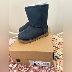 Gender neutral toddler kids UGG boots size 9